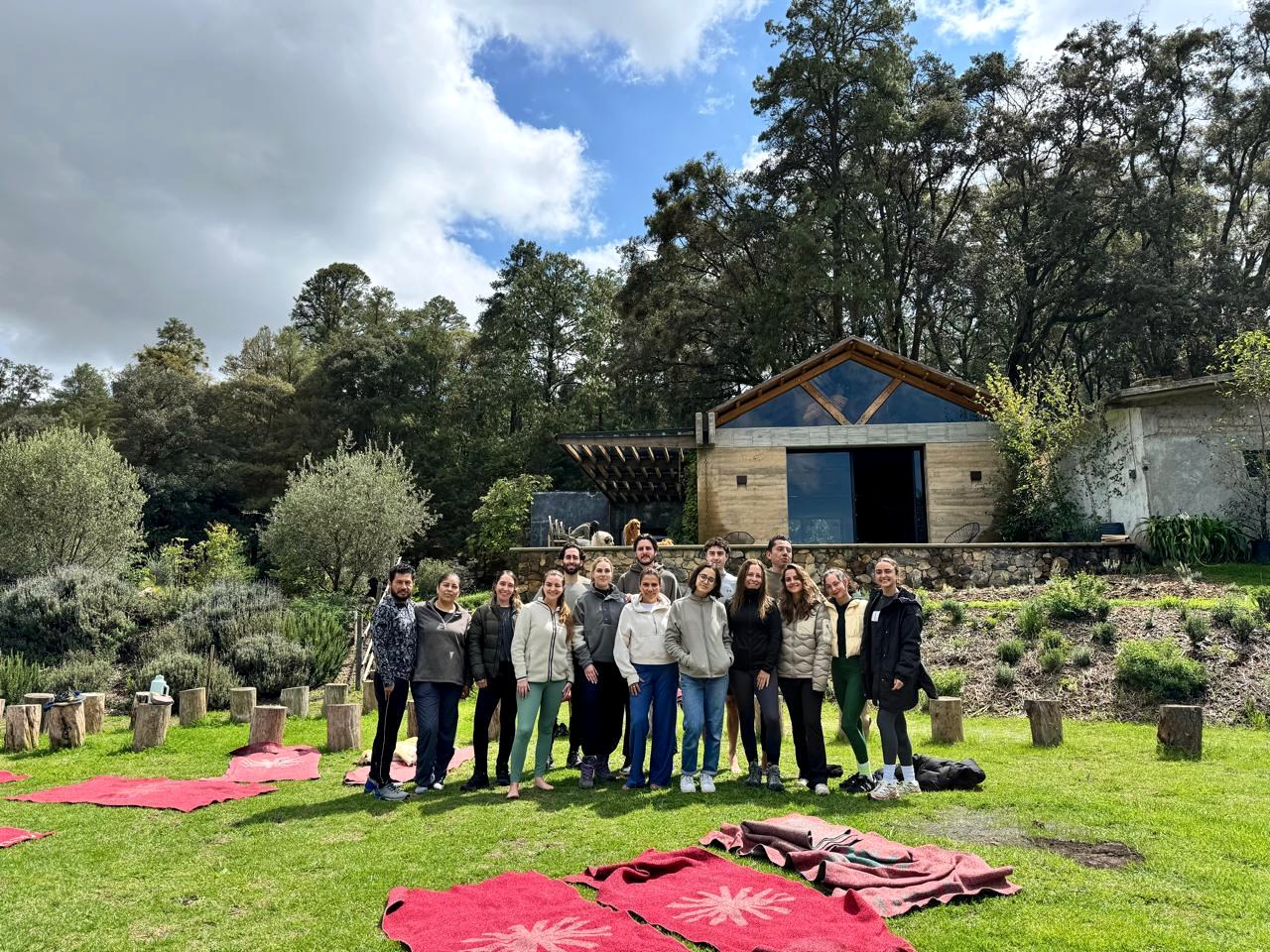 Grupo del curso reunido al aire libre